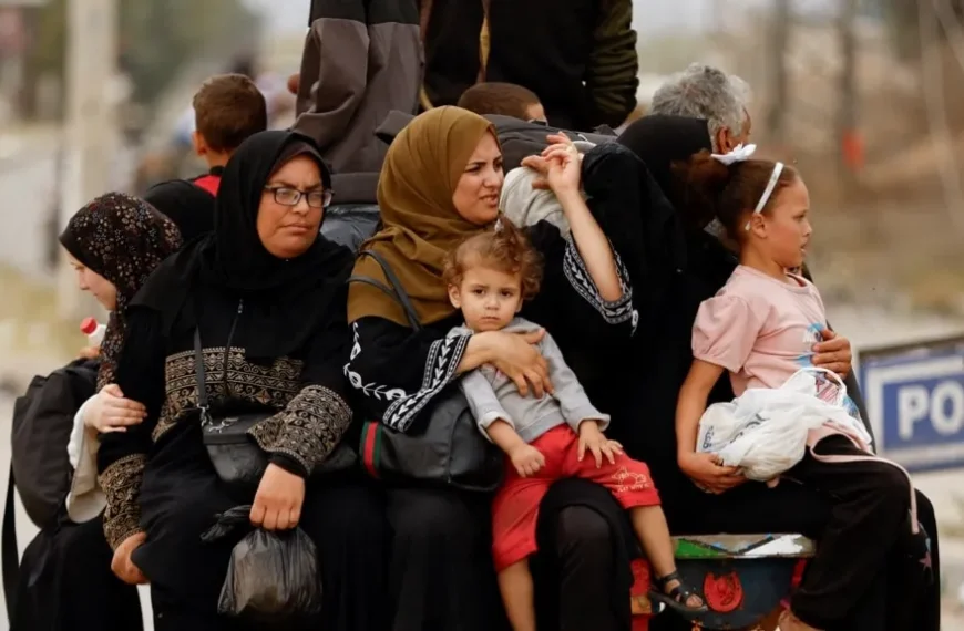 Thousands of Palestinians Fleeing Last Northern Gaza Shelters 